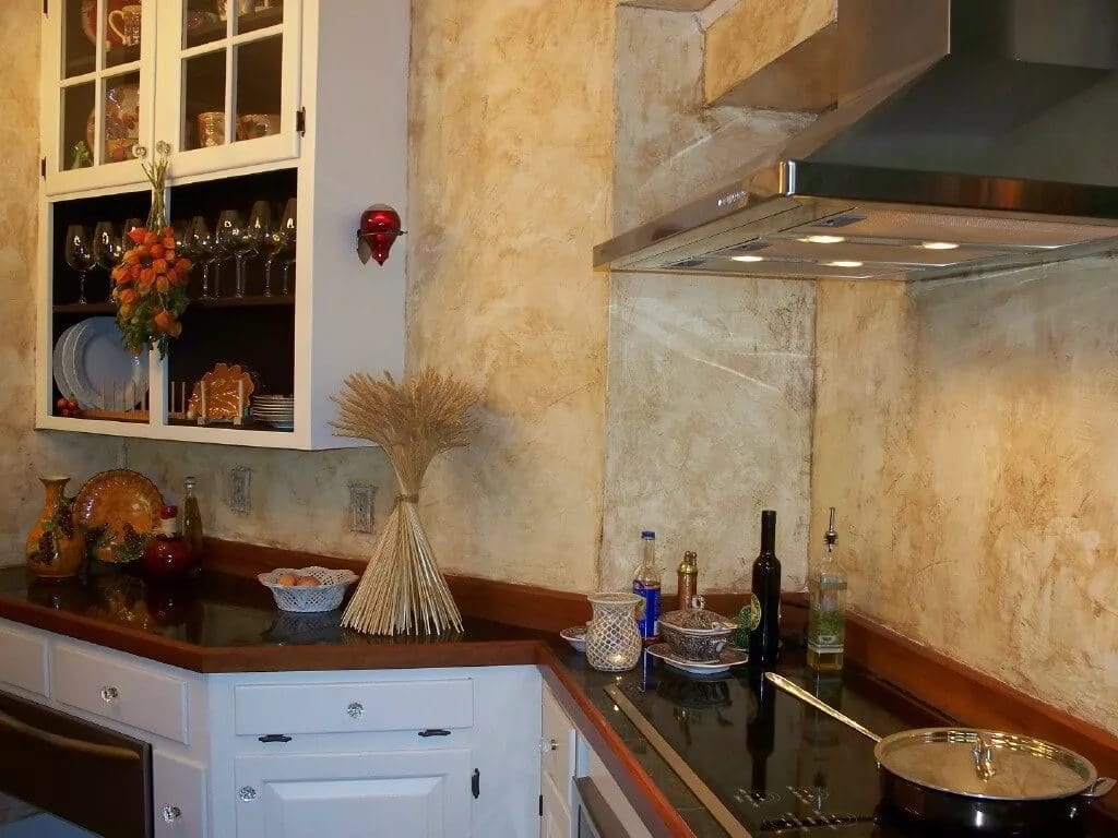 Венецианская штукатурка в интерьере кухни (30 реальных фото)