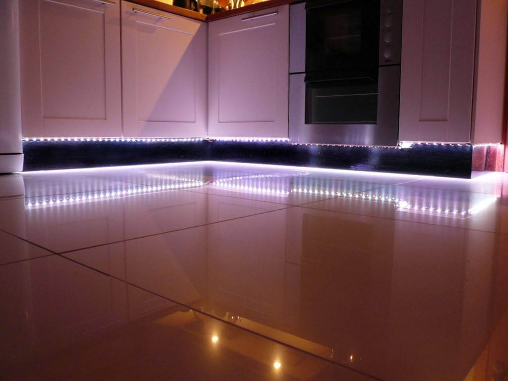 Светодиодная подсветка кухни под шкафами